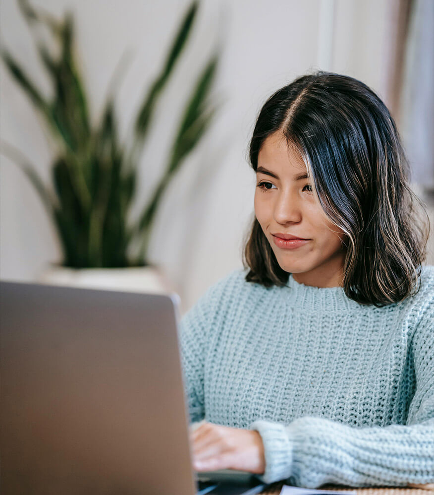 Arbeitssuchende qualifiziert sich durch Online Weiterbildung für Kreative & digitale Selbstverwirklichung am Laptop