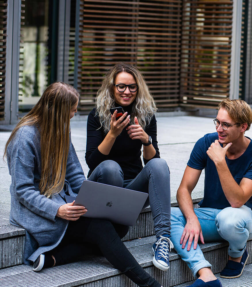 Teammeeting im Unternehmen zur Online Weiterbildung für Kreative & digitale Selbstverwirklichung mit der Barock Academy
